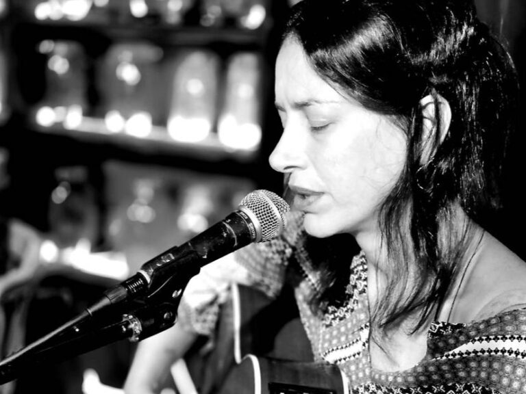 דנה עדיני - מופע אקוסטי