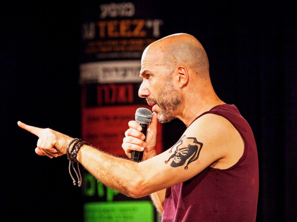 סוס אחד נכנס לבר - תיאטרון הקאמרי