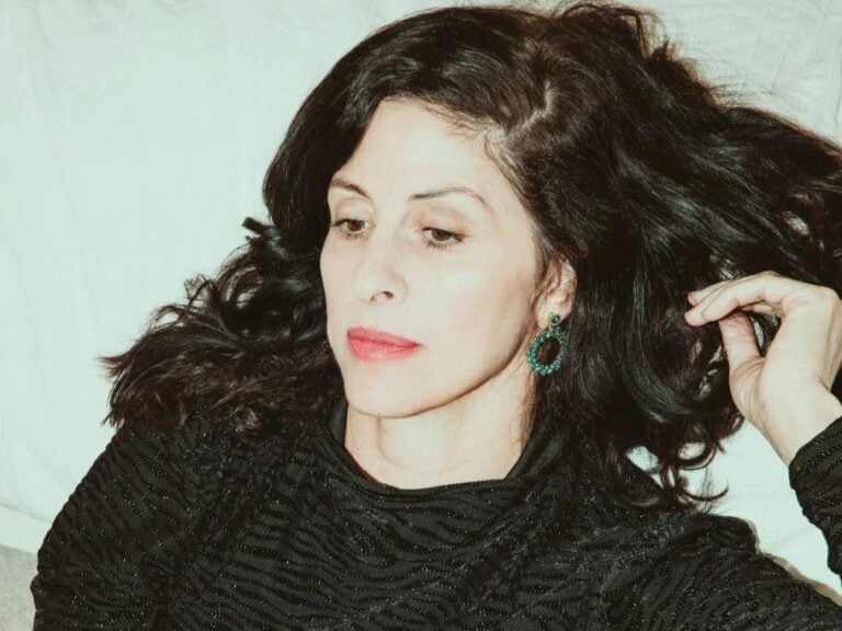 אפרת בן צור במופע אקוסטי