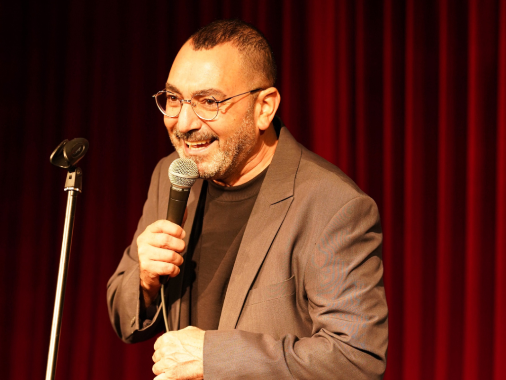 אורן זוזל במופע סטנדאפ