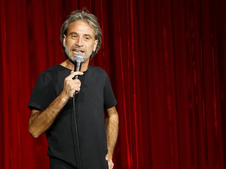 אדם שרון במופע סטנדאפ