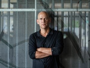 גיא פלג בהרצאה - כתב בעין הסערה